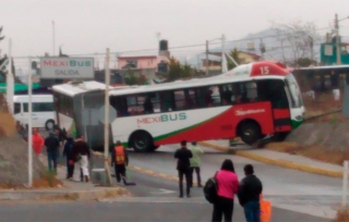Mexibús vuelca para evitar atropellar a un peatón, en #Tecámac