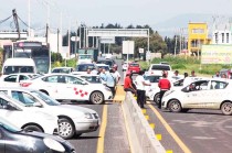 Se plantaron a la altura del puente que cruza con la autopista Lerma-Tenango para exigir una solución inmediata