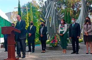 Frente al monumento que conmemora la fecha de construcción de la Facultad de Ciencias Políticas se conmemoró el Día de la Libertad de Expresión.