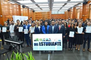 Martha Azucena Camacho Reynoso encabezó la entrega de reconocimientos a 15 estudiantes universitarios.