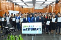 Martha Azucena Camacho Reynoso encabezó la entrega de reconocimientos a 15 estudiantes universitarios.