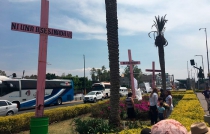 Recuerdan a “Calcetitas rojas” con plantón en alcaldía de Neza