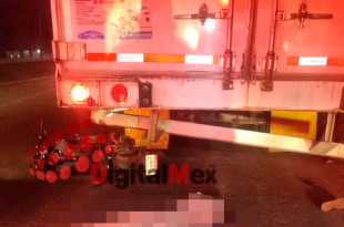 Las víctimas viajaban en una motocicleta Italika negro con gris y chocaron contra la parte trasera de un tráiler.