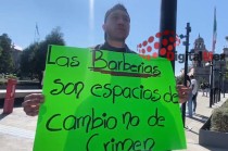 Armando Esquivel García, uno de los barberos afectados, difundió en redes sociales un video en el que se observa cómo un presunto elemento de la FGJEM arroja un envoltorio que más tarde fue presentado como evidencia de narcóticos.