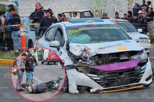 El vehículo involucrado, un taxi Nissan Versa, fue localizado abandonado en la zona después del impacto contra una motocicleta donde viajaban las víctimas.