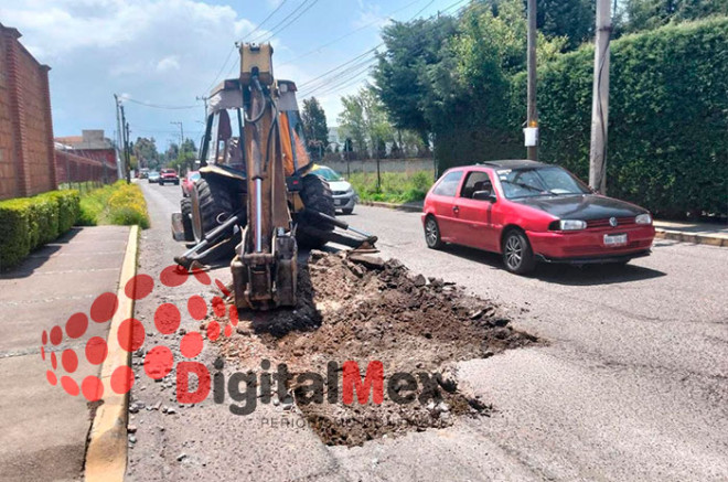 Sobre las calles que sí corresponden al municipio, Flores Fernández señaló que no presentan daños estructurales y que se mantiene un programa permanente de bacheo