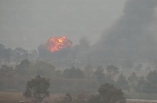 Una intensa columna de humo negro se elevó desde una nave industrial de IUSA, en la zona de Pastejé.