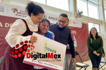 La presidenta municipal Guadalupe Díaz Avilez encabeza la entrega e instalación de paneles solares