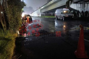 Pareja de motociclistas perdió el control y derraparán