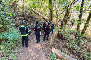 Elementos de la Secretaría de Seguridad del Estado de México, junto con personal de apoyo, tras localizar y resguardar a los cuatro menores extraviados