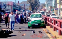 Embiste taxista a dos en una motocicleta en Ecatepec