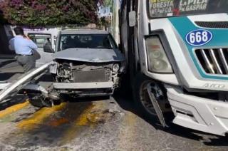 Un autobús y una camioneta los involucrados en el percance