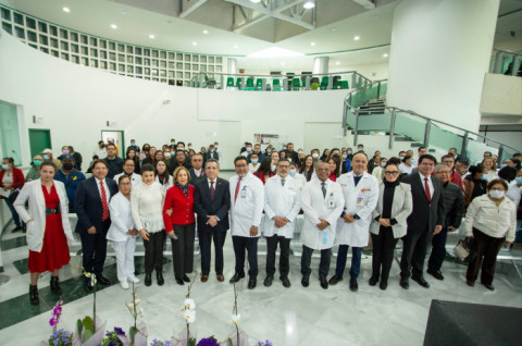 Personal médico del Centro Oncológico Estatal del ISSEMYM durante la jornada conmemorativa del Día Mundial contra el Cáncer