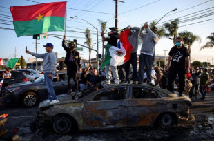 La situación escaló rápidamente cuando, durante los enfrentamientos, se lanzaron piedras, cemento y basura en llamas contra vehículos oficiales. 