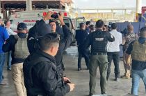 Autoridades mexicanas entregaron a Estados Unidos, en el Puente Internacional, a los dos ciudadanos hallados con vida.