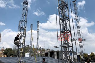 El escenario para el festejo se está instalando en la calle de Riva Palacio esquina con Lerdo.