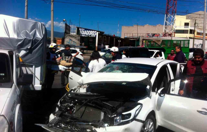 Anciana prensada por choque, en Metepec