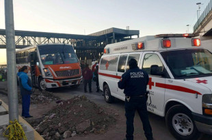 Paramédicos de la Cruz Roja brindaron atención prehospitalaria y trasladaron a los lesionados a un hospital.