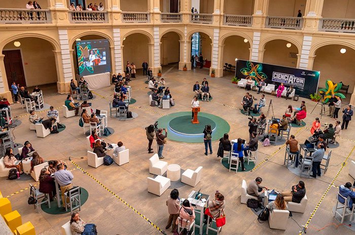 Estudiantes e investigadores de la UAEMéx participaron en el primer CIENCIATÓN, donde 30 equipos desarrollaron soluciones digitales con herramientas de inteligencia artificial.