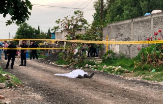 Taxista es asesinado por resistirse al robo de su auto, en Ecatepec