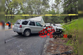 Una camioneta Nissan blanca perdió el control e invadió el carril contrario, donde fue impactada en su costado por una Mercury Mariner.