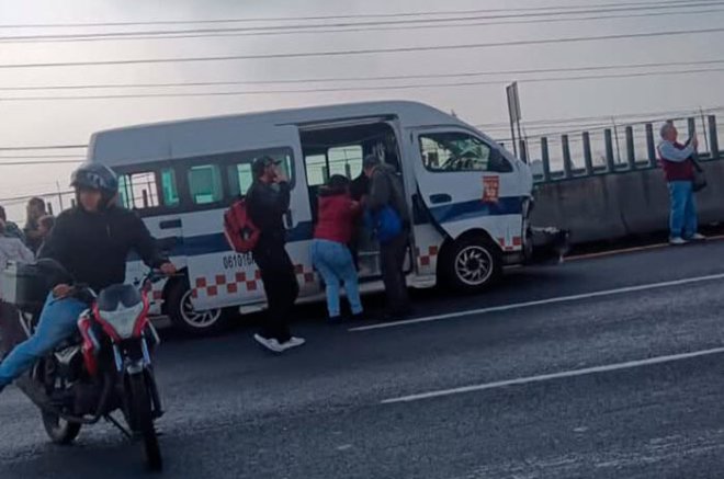 Cinco vehículos, entre ellos una unidad de transporte público, estuvieron involucrados en el choque registrado en la México-Pachuca, en Ecatepec.