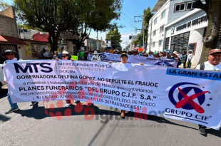 Un grupo de maestros jubilados marchó este martes por calles de Toluca para denunciar un presunto fraude cometido por la empresa Grupo C.I.F. S.A.