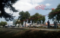 Toluca: conductor de camioneta sale disparado al volcar y muere en Tollocan