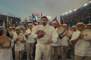 Bad Bunny en el escenario del Medio Tiempo del Super Bowl LX
