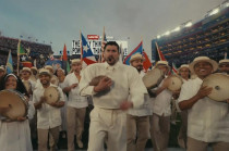 Bad Bunny en el escenario del Medio Tiempo del Super Bowl LX