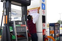 La Procuraduría Federal del Consumidor (Profeco) colocó lonas en estaciones que venden gasolina y diésel por encima de lo acordado.
