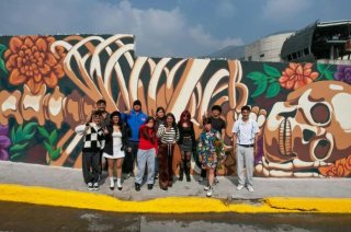 El mural Amor eterno, de 110 metros de largo, fue realizado por 13 artistas urbanos en la barda del panteón de San Andrés de la Cañada, en Ecatepec.