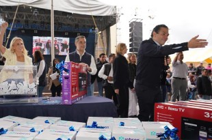 Enrique Vargas reconoció a los padres de familia que todos los días luchan por darle a su familia una mejor calidad de vida.