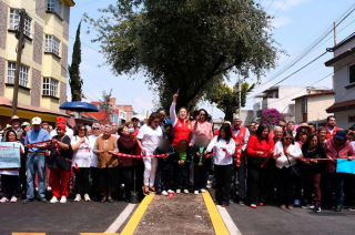 La presidenta municipal de San Mateo Atenco, Ana Muñiz Neyra, recorrió las calles recién pavimentadas del fraccionamiento Santa Elena