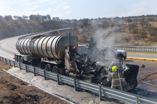 Camión de carga que transportaba turbosina quedó envuelto en llamas sobre la autopista México-Puebla