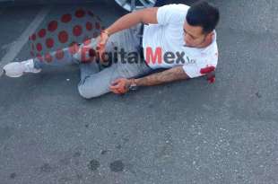 El conductor fue trasladado en una ambulancia