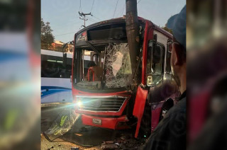 Un autobús de pasajeros chocó contra un taxi y posteriormente se estrelló contra un poste de luz.
