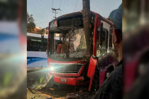 Un autobús de pasajeros chocó contra un taxi y posteriormente se estrelló contra un poste de luz.
