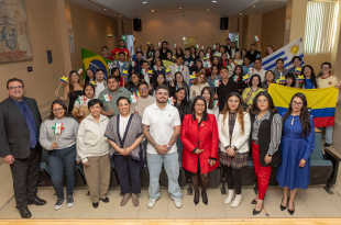 La universidad promueve la internacionalización y la diversidad cultural mediante experiencias académicas y humanas.