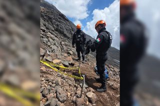 Elementos del Agrupamiento de Alta Montaña de la SSEM realizaron el hallazgo de una pieza ósea durante un operativo de búsqueda en las inmediaciones del volcán Iztaccíhuatl.