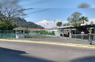 La víctima aún fue trasladada con vida al hospital General de Valle de Bravo, sin embargo, minutos más tarde se confirmó su fallecimiento debido a la gravedad de las lesiones.