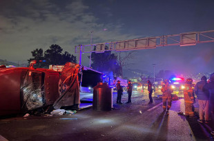 Una camioneta de mudanzas volcó en San Pedro Xalostoc, Ecatepec, provocando un choque múltiple que dejó dos muertos.