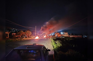 Taxistas de la base San Isidro mantienen cerrado el paso con fogatas.