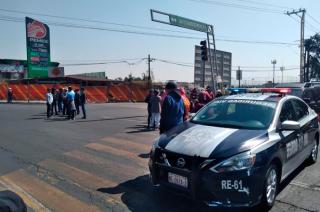 Manifestantes se plantaron frente a las oficinas de la CONAGUA para exigir solución al desabasto de agua potable.