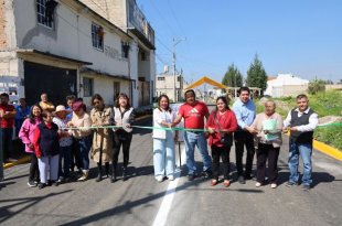 Nancy Valdez Ruiz entregó 350 metros de la calle 20 de Mayo, en El Llano del Compromiso, Ocoyoacac, y anunció que buscará continuar los trabajos en 2027.