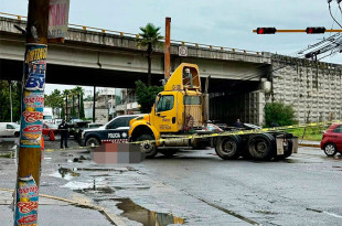 Testigos alertaron a los servicios de emergencia, pero cuando los paramédicos arribaron al sitio, el motociclista ya no presentaba signos vitales