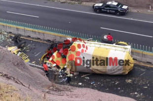 El camión de carga terminó severamente dañado luego de caer a la carretera de cuota en la México–Toluca