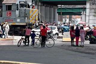 La máquina del tren arrolló al pequeño auto en Tollocan