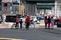 La máquina del tren arrolló al pequeño auto en Tollocan