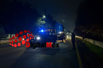 Policías resguardan el cuerpo de la víctima mientras esperan la llegada de personal de la Fiscalía